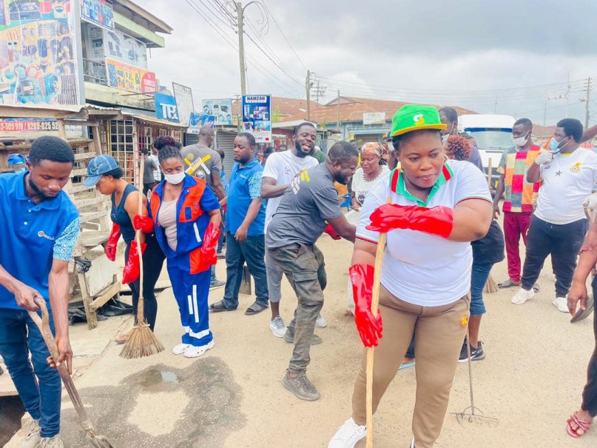 Agona West NDC PC ,Ernestina Ofori Dangbey joins Swedru Akwambo General Cleaning Exercise