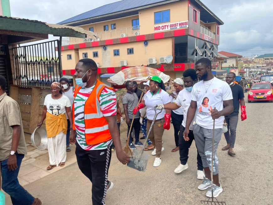 Agona West NDC PC ,Ernestina Ofori Dangbey joins Swedru Akwambo General Cleaning Exercise