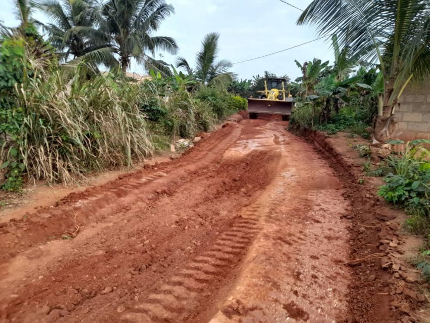 Obaanaa Tina reshape the Osei Yaw Oman road, connecting Wawase from the gasoline filling station to the Mary King School.